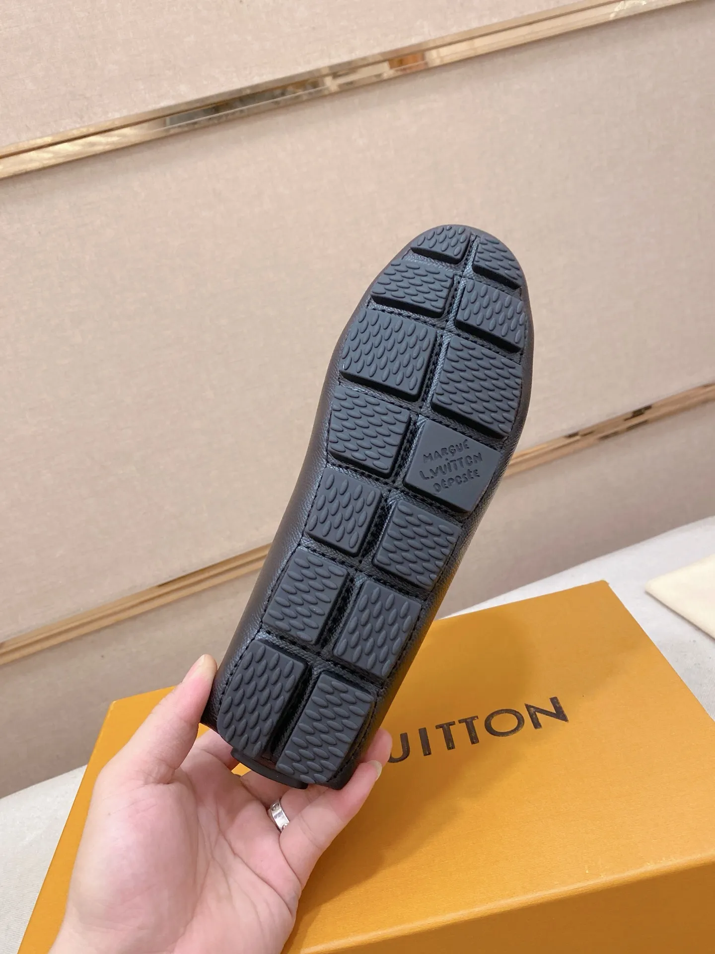 Factory price: 500💰High-end quality! LV 🆕🆕Exclusive hot-selling products in stock🔥🔥New products on the shelves, high-quality Ferragamo men's pea shoes, high-end casual driving shoes, with complete packaging! 💪 💪 Material: imported first-layer cowhide 🐂 + imported high-quality buffalo leather lining + wear-resistant outsole 👍🏻👍🏻 Features: high-end and comfortable, purely handmade 🚀 🚀 Create the perfect shoes that suit you best 🔥 🔥 Size: (38-44) 45 standard size can be customized!